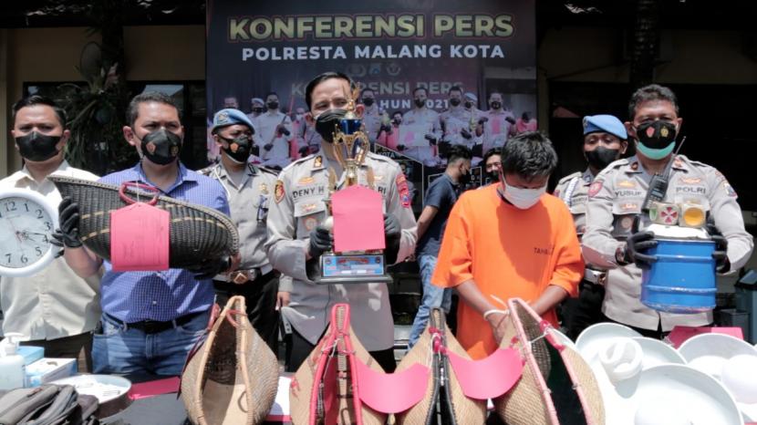 Polresta Malang Kota (Makota) merilis kasus judi sabung ayam di Kota Malang, Rabu (2/2/2022). 
