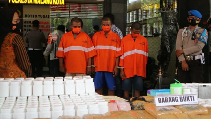 Polresta Malang Kota (Makota) merilis kasus narkotika di Mapolresta Makota, Jumat (6/11).