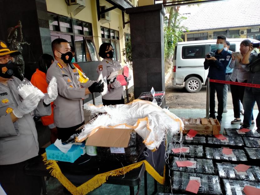 Polresta Malang Kota (Makota) merilis kasus narkotika jenis pil LL di Mapolresta Makota, Selasa (12/1).