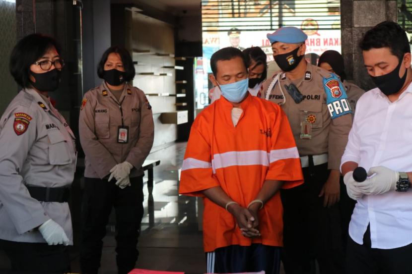 Polresta Malang Kota (Makota) merilis kasus pencabulan yang dilakukan ayah kandung terhadap anaknya di Mapolresta Makota, Senin (29/6). 