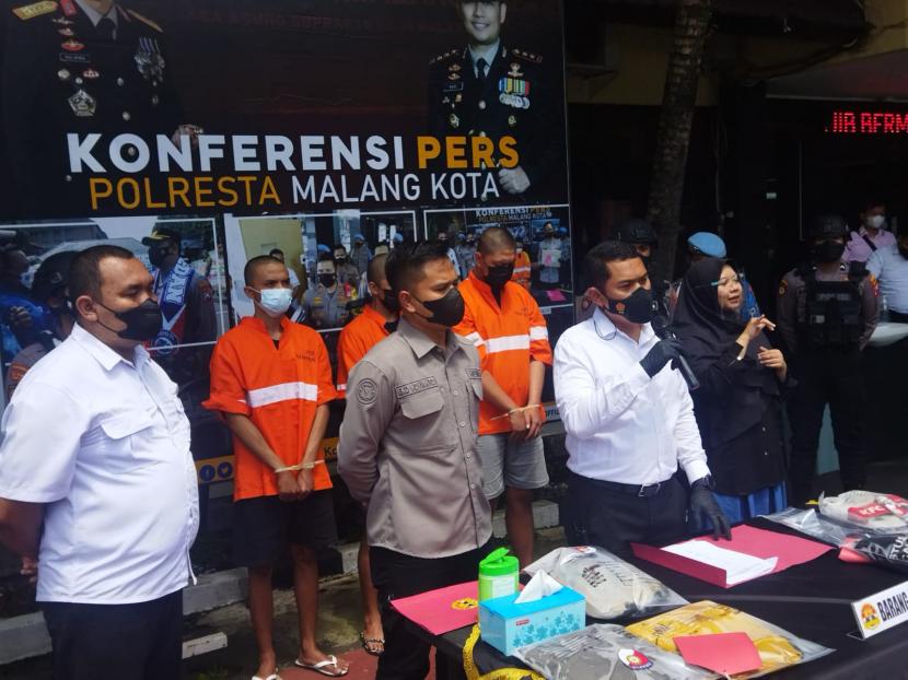 Polresta Malang Kota (Makota) merilis kasus pengeroyokan pemuda di Kota Malang. 