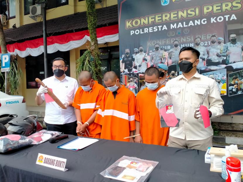 Polresta Malang Kota (Makota) merilis pengungkapan kasus begal motor dan ponsel di Mapolresta Makota, Rabu (24/8/2022). 