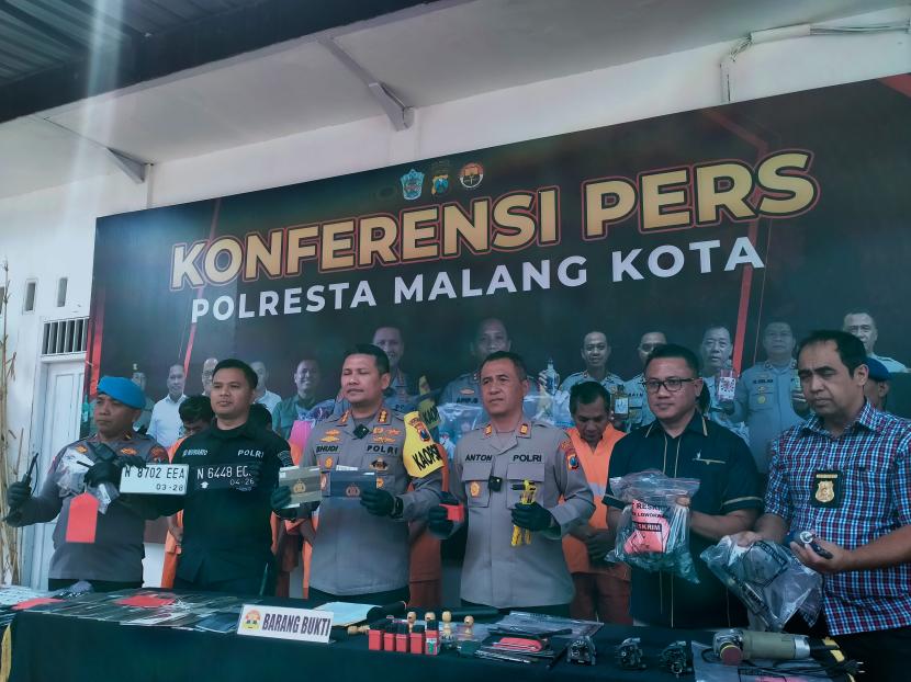  Polresta Malang Kota (Makota) merilis pengungkapan kasus pencurian motor yang dapat mengubah nomor rangka dan mesin. 