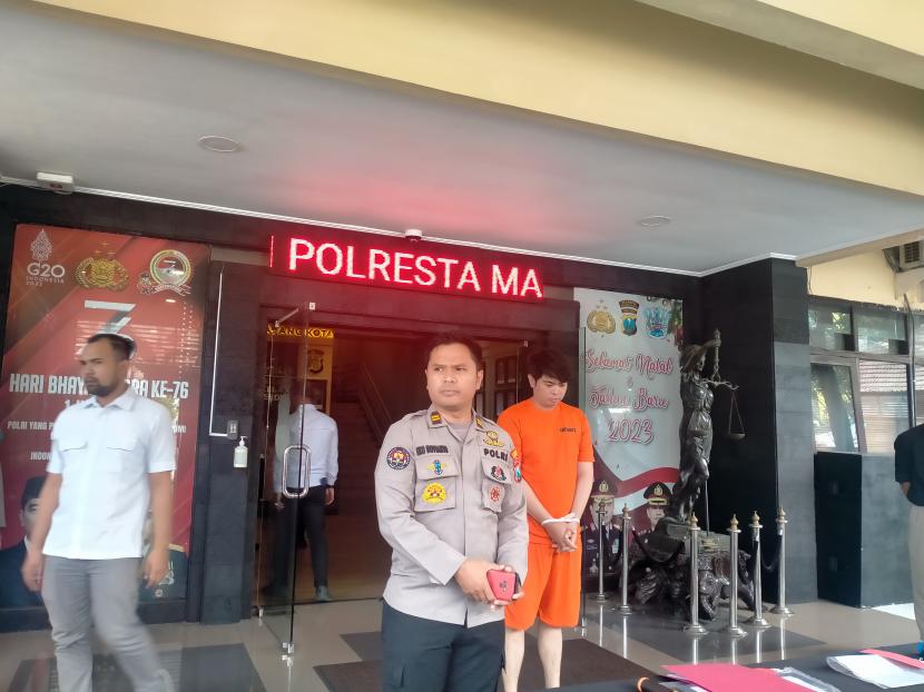  Polresta Malang Kota (Makota) merilis tersangka baru dalam kasus robot trading Auto Trade Gold (ATG) milik Wahyu Kenzo di Mapolresta Makota, Kamis (16/3/2023).