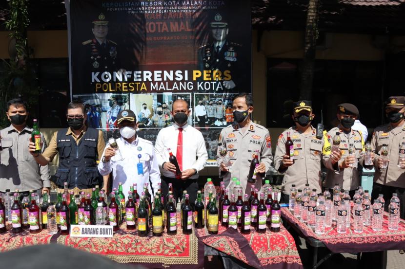 Polresta Malang Kota memusnahkan sejumlah botol miras di Mapolresta Malang Kota (Makota), Senin (27/12). 