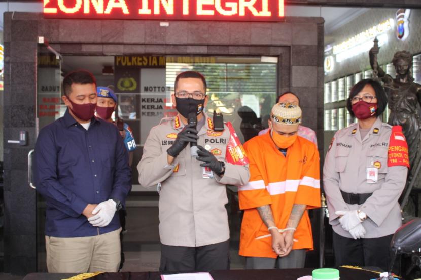 Polresta Malang Kota mengungkap penangkapan pelaku pencurian motor (curanmor) di Mapolresta Makota, Kamis (9/7). Pelaku yang berprofesi kuli bangunan itu telah melakukan curanmor di lima Tempat Kejadian Perkara (TKP) wilayah Kota Malang. 