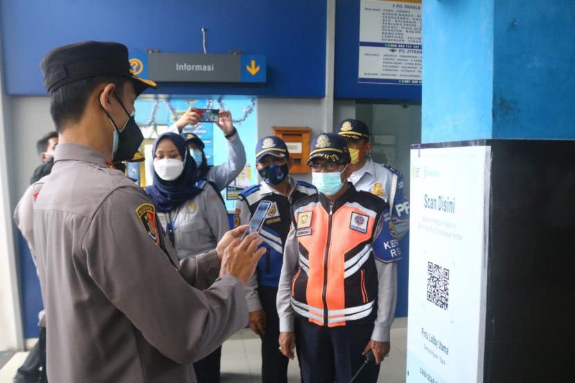 Polresta Malang Kota meninjau pelaksanakan prokes di Terminal Arjosari, Kota Malang, Selasa (21/12).