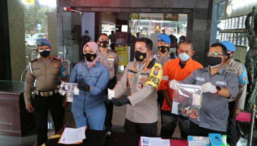 Polresta Malang Kota merilis kasus penangkapan tersangka narkotika di Mapolresta Malang Kota, Sabtu (27/2).