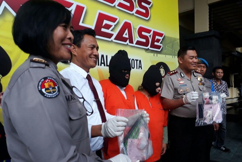  Polresta Malang memberikan keterangan atas penangkapan dua pengedar sabu di Jalan Letjen Sutoyo, Kota Malang. 