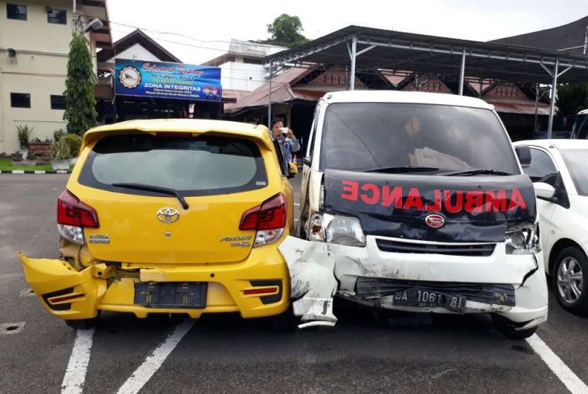 Polresta Padang menangkap pengemudi ambulans yang dengan sengaja menabrakkan mobilnya kepada pengendara sepeda motor hingga tewas. 