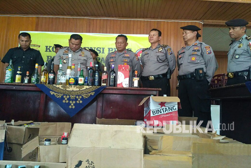 Polresta Padang mengamankan 307 botol miras dari 3 tempat hiburan malam, Selasa (24/4) dini hari. Sebagian botol miras ditemukan tanpa pita cukai dan tanpa izin edar. Polisi masih menyelidiki apakah ada temuan miras oplosan. 