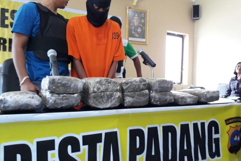 Polresta Padang menggagalkan transaksi 12 paket narkoba jenis ganja senilai Rp 24 juta, Selasa (1/8).