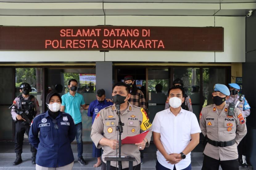 Polresta Solo menggelar jumpa pers kasus dugaan penganiayaan terhadap sopir angkot (Feeder) Batik Solo Trans (BST) di Mapolresta Solo, Kamis (23/12).