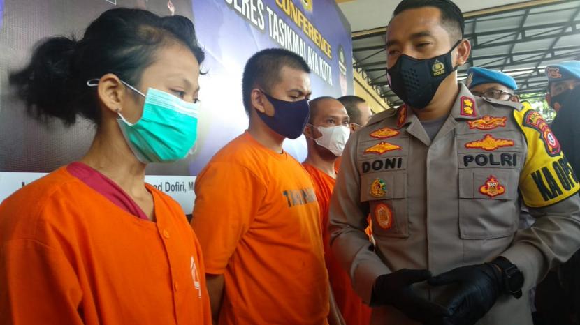 Polres Tasikmalaya Kota memperlihatkan tersangka kasus narkoba, Selasa (16/3/2021).