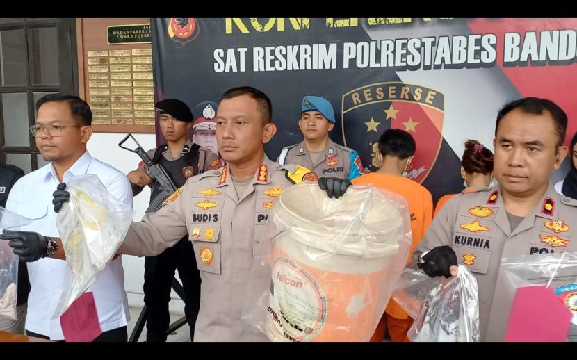 Polrestabes Bandung mengamankan pasangan orang tua yang menganiaya bayi hingga tewas di Bandung, Senin (9/9/2024). 