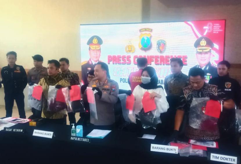 Polrestabes Surabaya menetapkan anak anggota DPR RI, GR, sebagai tersangka kasus penganiayaan pacar.  