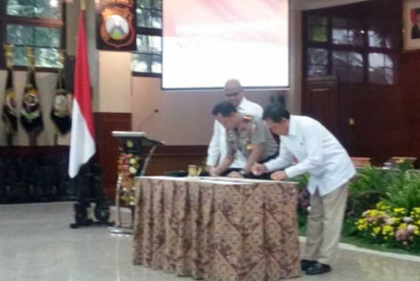 Polri meneken Memorandum of Understanding (MoU) bersama dengan Badan Pengatur Hilir Minyak dan Gas Bumi (BPH Migas) dan Satuan Kerja Khusus Pelaksana Kegiatan Usaha Hulu Minyak dan Gas Bumi ( SKK Migas), Senin (17/9).