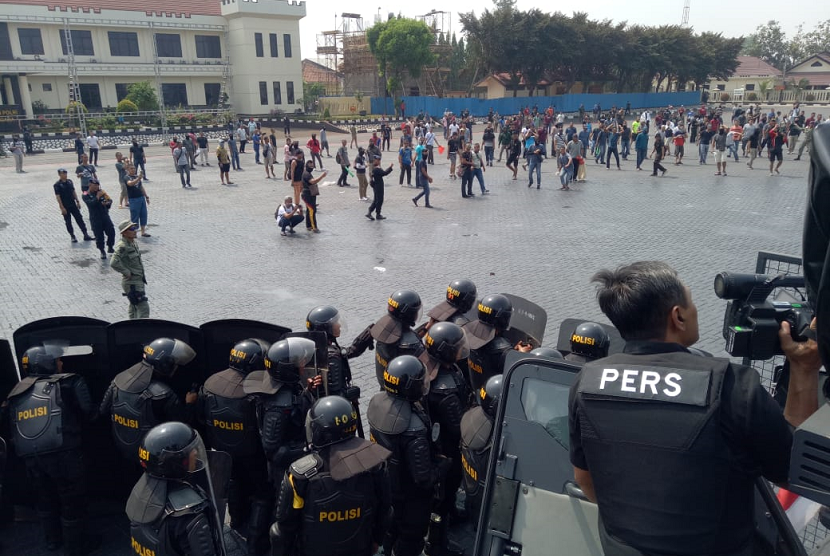 Polri mengadakan simulasi pengamanan bagi para jurnalis saat meliput unjuk rasa yang berisiko ricuh atau anarkis di Mako Brimob Kelapa Dua, Depok, Sabtu (26/10). 