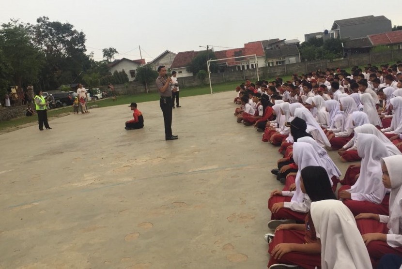 Polsek Bantar Gebang melakukan penyukluhan dalam masa MPLS terhadap ratusan siswa SMPN 36, Kota Bekasai, Rabu (19/7)