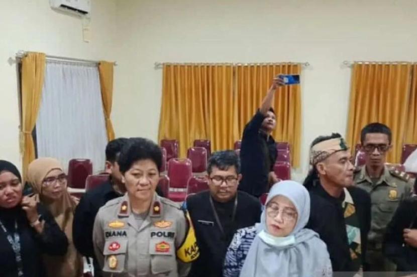 Polsek Bogor Selatan dan Dinkes Kota Bogor memberikan keterangan terkait warga diduga keracunan di Puskesmas Cipaku, Senin (3/6/2024).