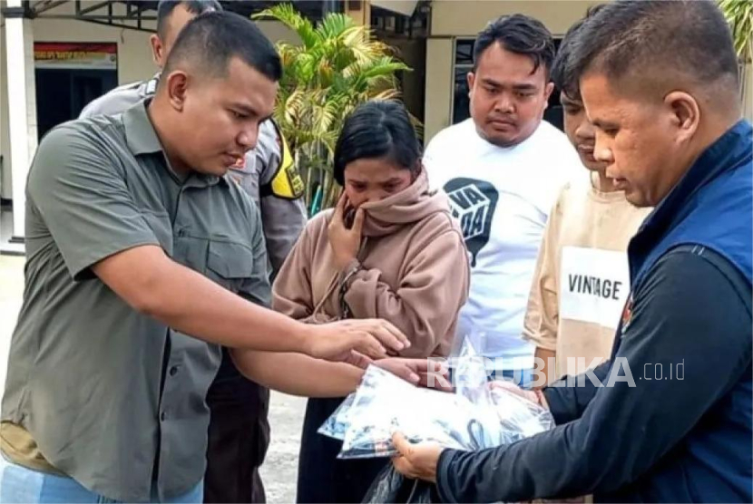 Polsek Cikarang Barat menciduk pasangan bernama Junaedi (34 tahun) dan Sariah (26).