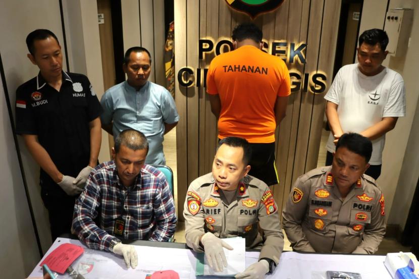 Polsek Cimanggis dan pelaku ditampilkan kepad wartawan, Jumat (11/8/2023).