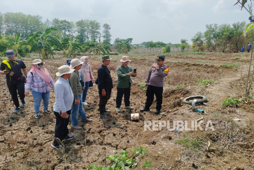 Polsek Gantar jajaran Polres Indramayu mengecek  titik koordinat pemasangan tiang listrik di Petak 7 RPH Gantar, Desa Mekarjaya, Kecamatan Gantar, Kabupaten Indramayu, Sabtu (9/11/2024). 