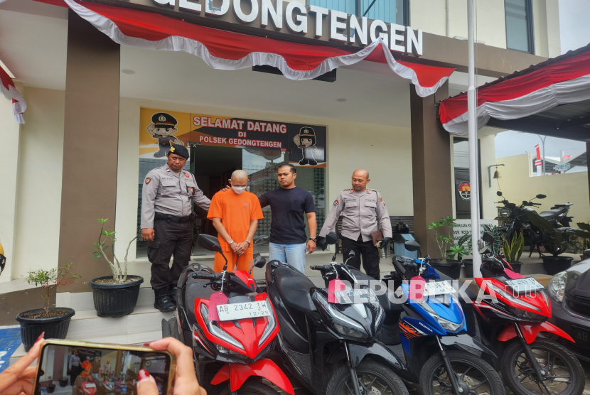 Polsek Gedongtengen Yogyakarta berhasil membekuk pelaku penggelapan empat buah sepeda motor rental pada Rabu (27/8/2025). Tersangka dan barang bukti kendaraan bermotor dirilis di depan awak media di Kantor Polsek Gedongtengen, Yogyakarta, Kamis (28/8/2025).