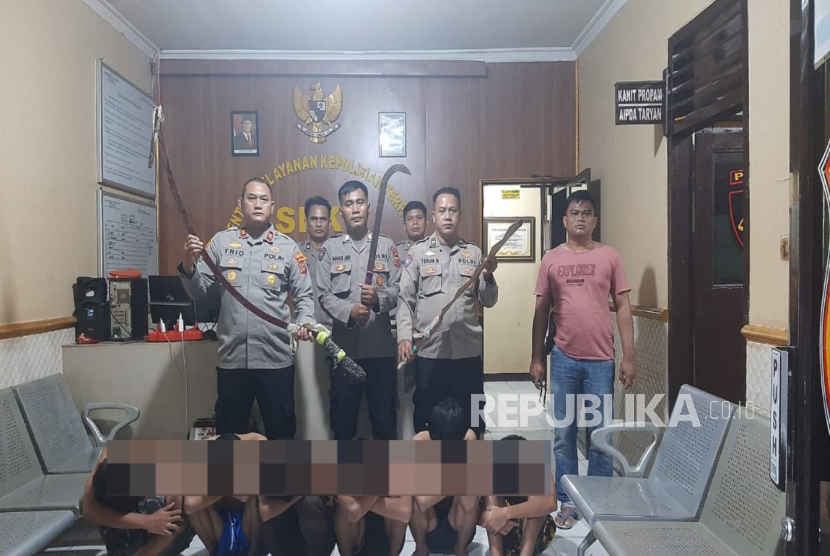 Polsek Juntinyuat Polres Indramayu mengamankan enam remaja pembawa senjata tajam yang hendak tawuran, Selasa (4/2/2025). 