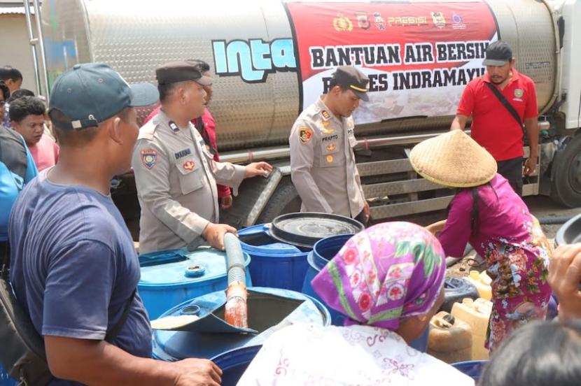 Polsek Karangampel menyalurkan bantuan air bersih untuk warga Blok Tegalampes, Desa Pringgacala, Kecamatan Karangampel, Kabupaten Indramayu, Jawa Barat. Rabu (30/8/2023). 