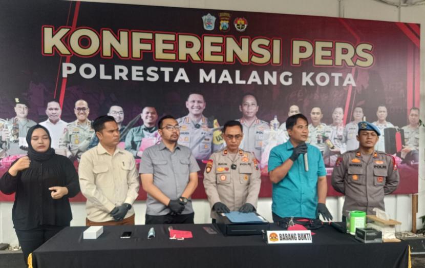 Polsek Klojen dan Polresta Malang Kota merilis kasus pencurian di salah satu tempat usaha di Kota Malang. 