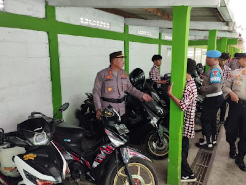 Polsek Kretek melakukan inspeksi mendadak (sidak) ke SMAN 1 Kretek, Kabupaten Bantul, DIY, Selasa (10/10/2023). Polisi menyasar ke parkiran sepeda motor di SMAN 1 Kretek. 