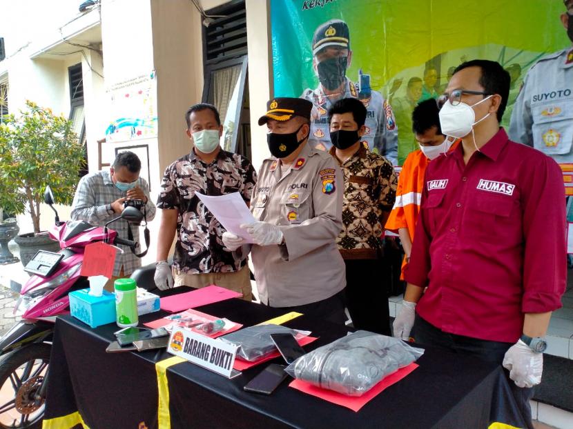 Polsek Sukun, Kota Malang merilis kasus pencurian motor di Mapolsek Sukun, Kota Malang, Jumat (28/5). 