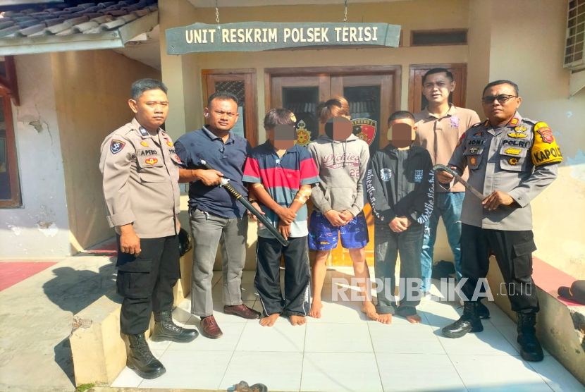 Polsek Terisi jajaran Polres Indramayu berhasil mengamankan tiga remaja yang hendak tawuran dengan menggunakan senjata tajam. 