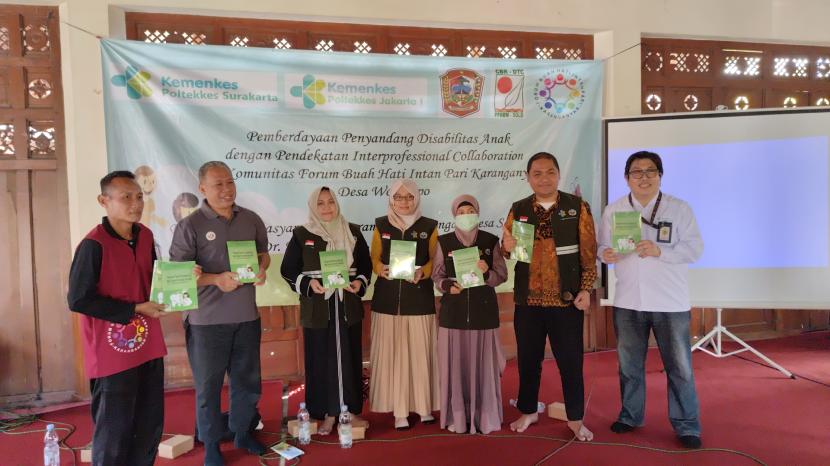 Poltekkes Solo melakukan Program Pembangunan Desa Sehat (PPDS) dengan pemberdayaan penyandang disabilitas anak dengan pendekatan interprofessional collaboration di Komunitas Forum Buah Hati Intan Pari, Desa Wonolopo, Tasik Madu, Karanganyar, Jawa Tengah, Ahad (1/9/2024). 