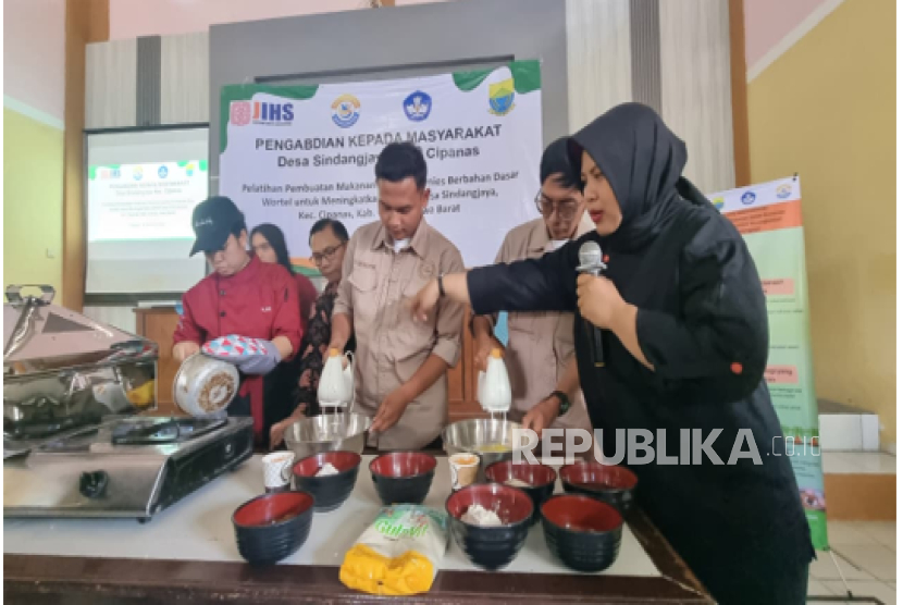 Polteknik Jakarta Internasional mendorong peningkatan usaha UMKM Desa Sindang Jaya dengan pelatihan pengolahan makanan bersubstitusi wortel di antaranya dengan mengubahnya menjadi brownies. Mereka juga mengharapkan agar desa ini mewujud jadi smart village.