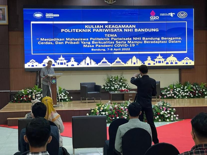 Poltekpar NHI Bandung menyelenggarakan kuliah keagamaan secara hybrid dengan tema 