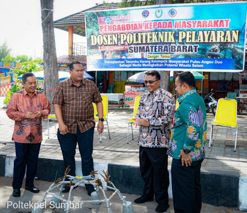 Poltekpel Sumbar bersama Kelompok Raja Samudera dan Pemerintah Kota Pariaman, menyelenggarakan kegiatan transplantasi terumbu karang  di Pulau Angso Duo, Jumat (15/7/2022).    