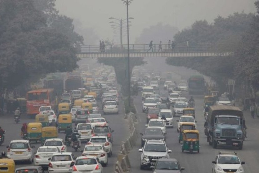  Polusi parah menghalangi pandangan di setiap jalanan di New Delhi.  