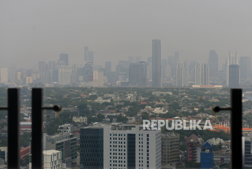 Kualitas udara di Jakarta menduduki posisi ketiga sebagai kota dengan udara terburuk di dunia pada Senin pagi (9/10/2023).