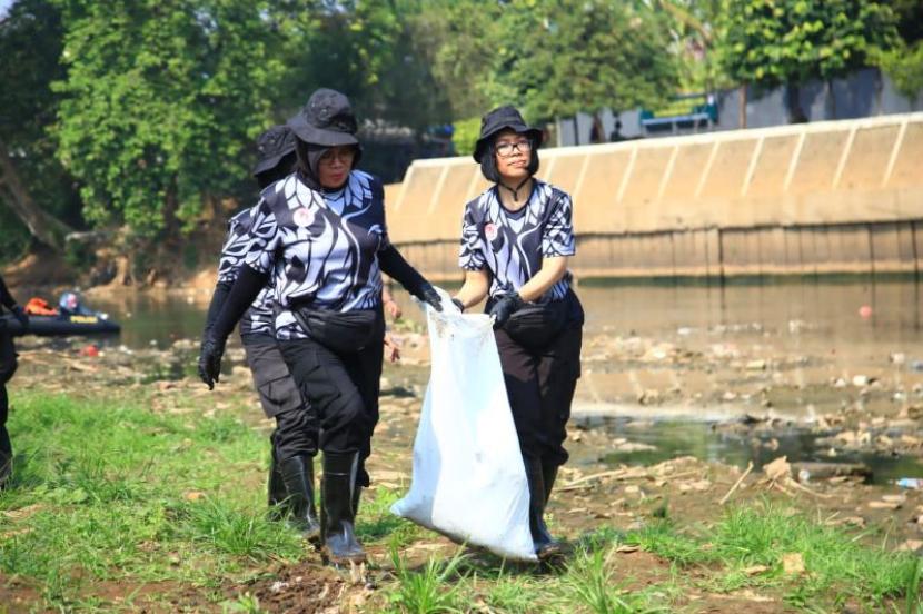 Polwan angkut sampah dari Sungai Ciliwung