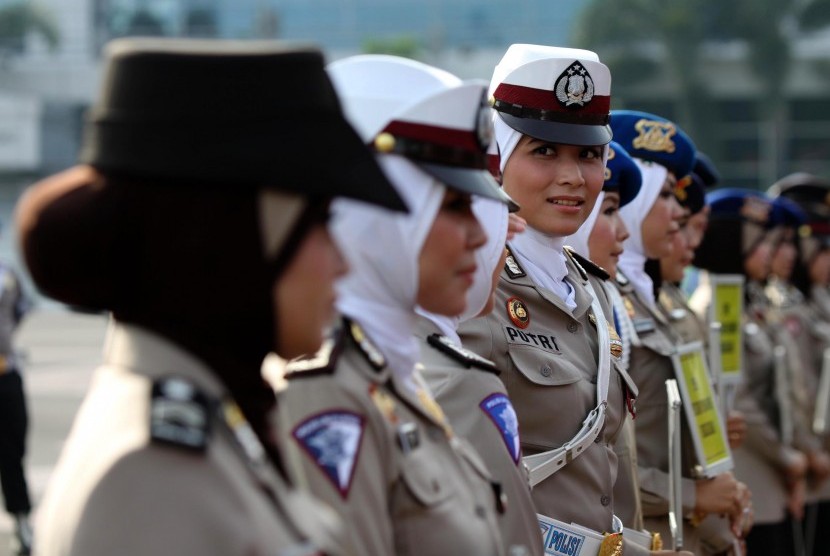 Polwan berjilbab: Polisi Wanita (Polwan) saat mengikuti peragaan pakaian dinas untuk Polwan berjilbab yang digelar di Lapangan Lalu Lintas Polda Metro Jaya, Jakarta Pusat (25/11).