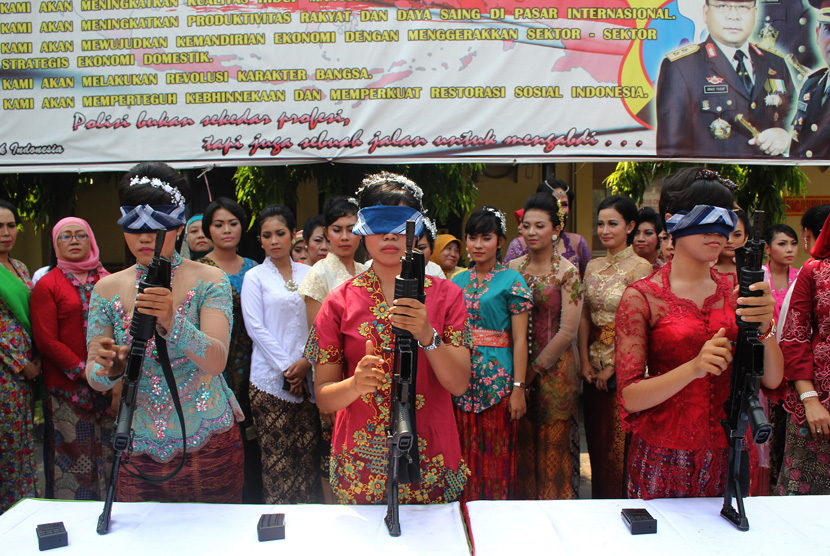 Polwan berpakaian kebaya saling adu ketangkasan bongkar pasang senjata 