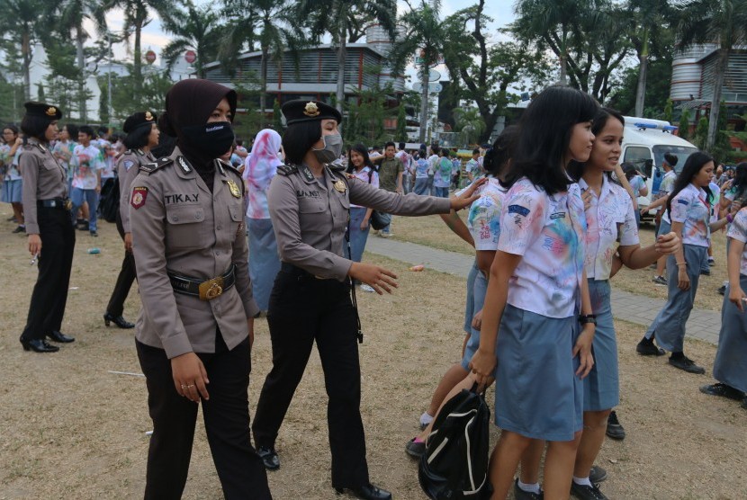 Polwan menyampaikan himbauan kepada pelajar yang melakukan aksi corat-coret seragam agar membubarkan diri, di kawasan Lapangan Merdeka, Medan, Sumatra Utara, Rabu (6/4). 