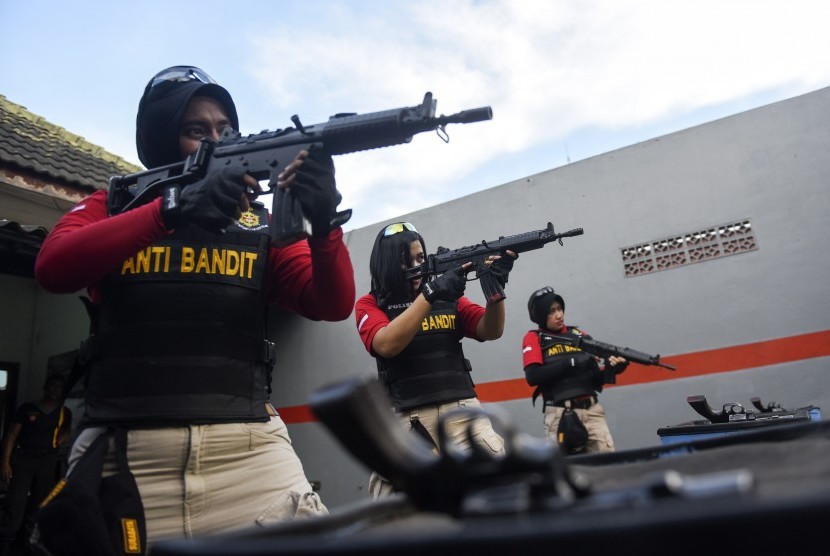 Polwan yang tergabung dalam Kartini Anti-Bandit berlatih menembak di Polrestabes Surabaya, Surabaya, Jawa Timur (ilustrasi)