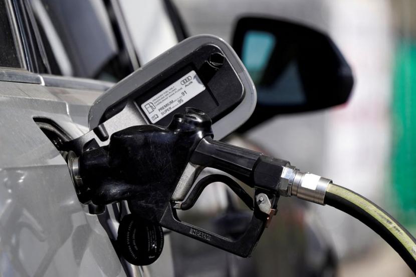 Pompa bahan bakar dimasukkan ke dalam kendaraan Audi di pom bensin Mobil di Beverly Boulevard di West Hollywood, California, AS, 10 Maret 2022. Foto illustrast.