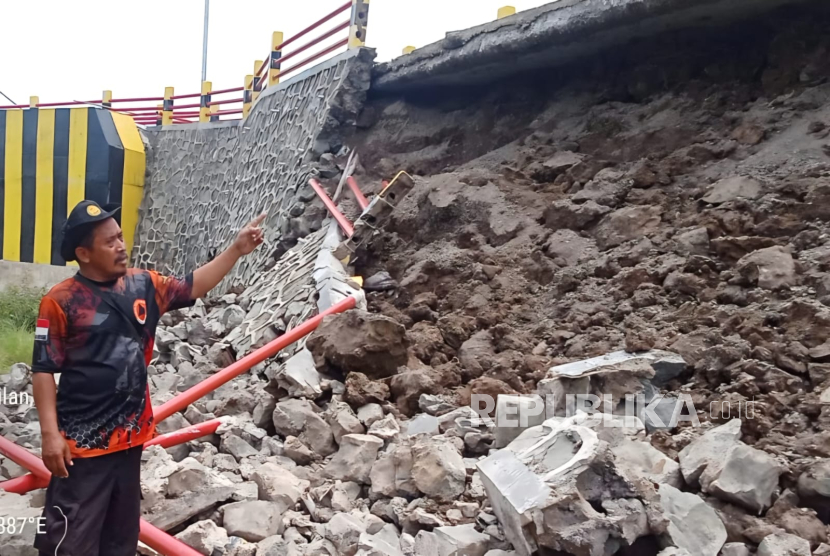Belum Genap Tiga Bulan Diresmikan, Pondasi Jembatan Gantung Penghubung Jabar-Jateng Ambrol