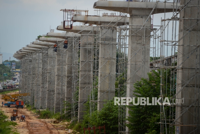 Pondasi penyangga rel yang telah berdiri pada proyek pembangunan Light Rapid Transit (LRT) di Kawasan Cibubur, Jakarta Timur, Rabu (2/11).