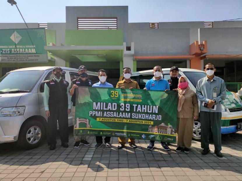 Pondok Pesantren Modern Islam (PPMI) Assalaam membagikan 600 paket nasi kotak, vitamin dan masker serta 200 paket sembako kepada masyarakat terdampak Covid-19 pada Senin (16/8). 