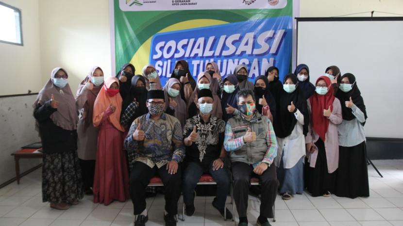 Pondok Pesantren Persatuan Islam 259 Firdaus Kabupaten Bandung mendeklarasikan Gerakan Silih Tulungan kepada para santrinya di Kecamatan Pangalengan, Kabupaten Bandung, belum lama ini. 